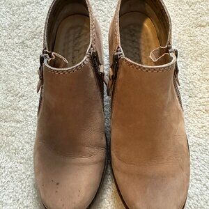 W's 6.5 Hush Puppies Mazin Cayto Bootie with nubuck leather